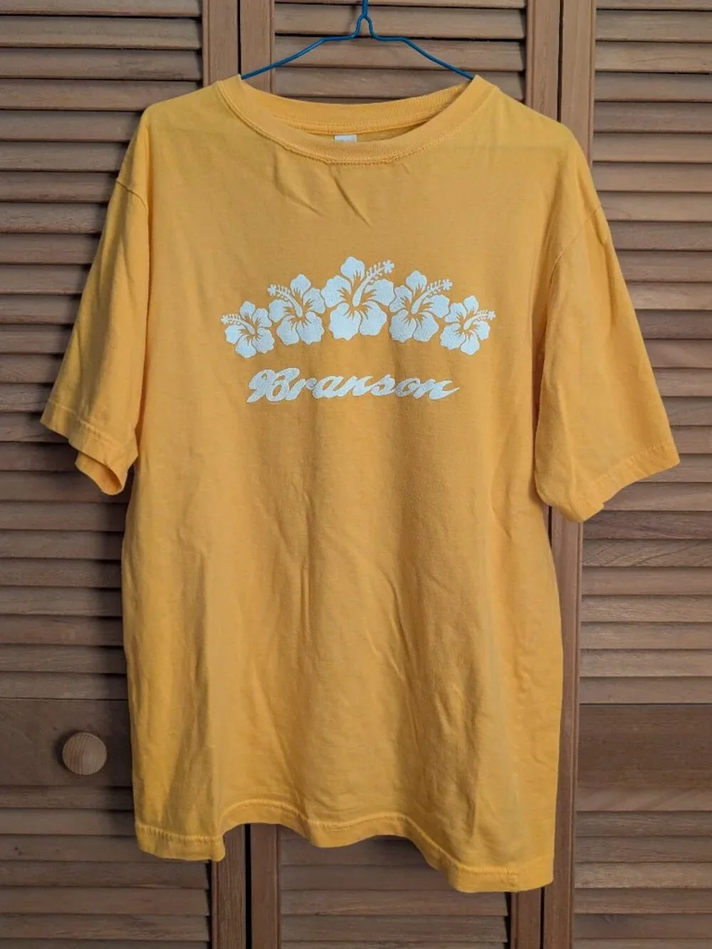 Vintage Men's Dark Yellow S/S Branson, MO T-Shirt w/Hawaiian Flowers Size Small